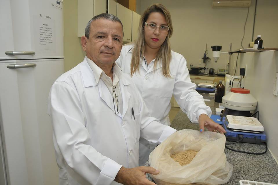 A farmacêutica Mariana Cristina de Morais e o professor Edemilson Cardoso