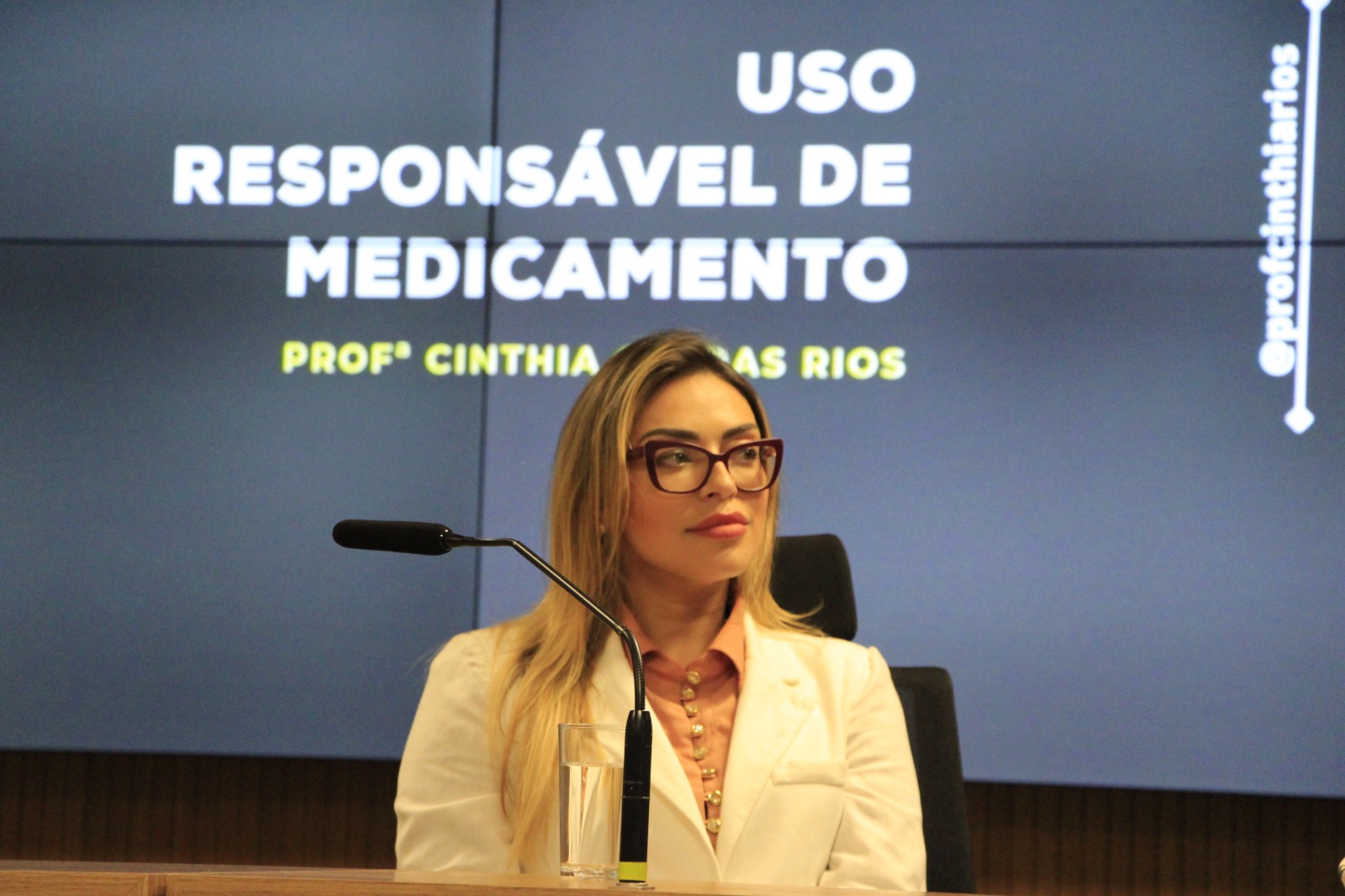 Cínthia Caldas fala sobre o autocuidado e uso de medicamentos