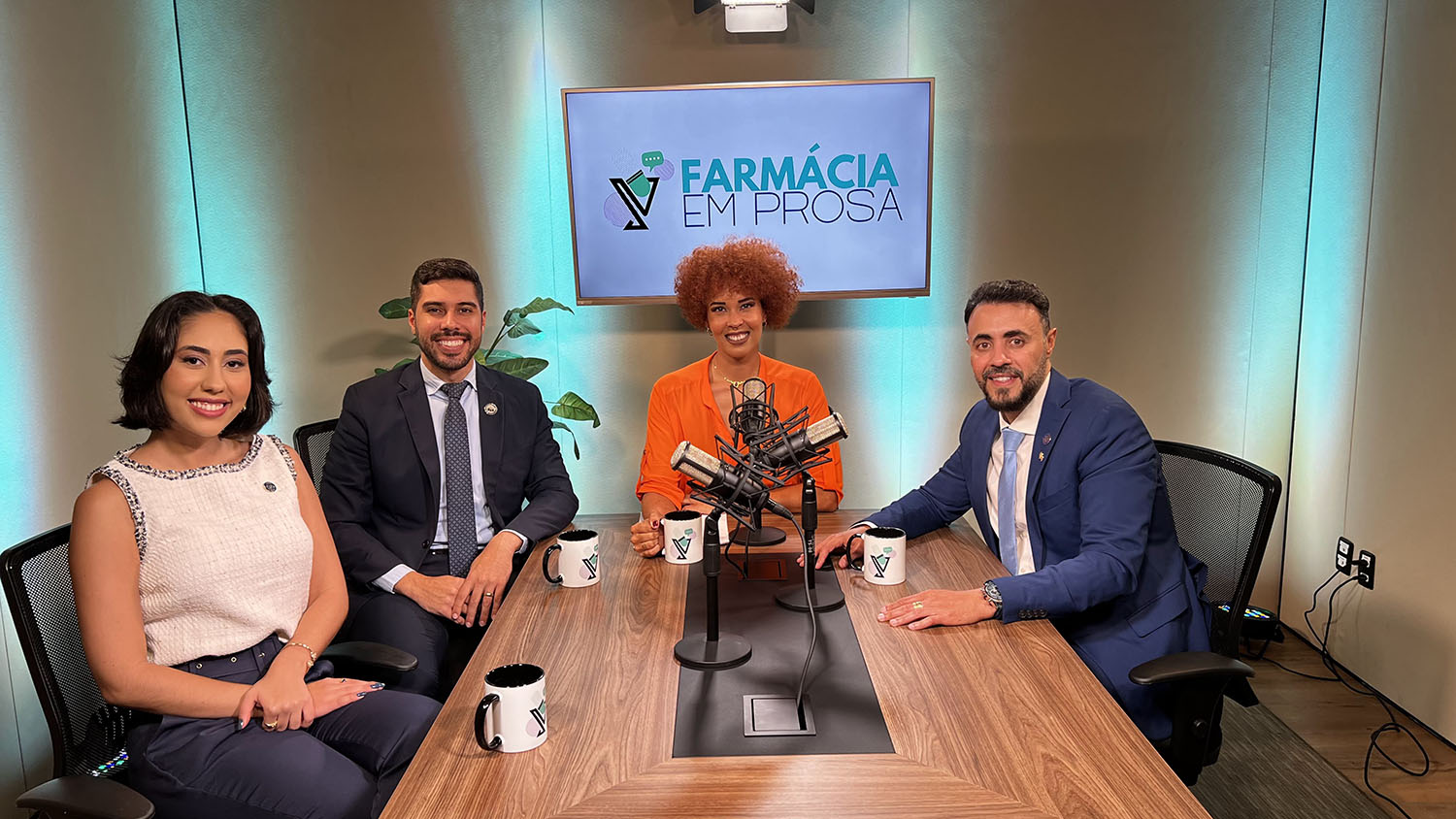 Advogados Sabrina Caixeta e Jansen Pontes, com a jornalista Mayara da Costa e o conselheiro Eugênio Muniz em gravação do episódio sobre preventivo jurídico
