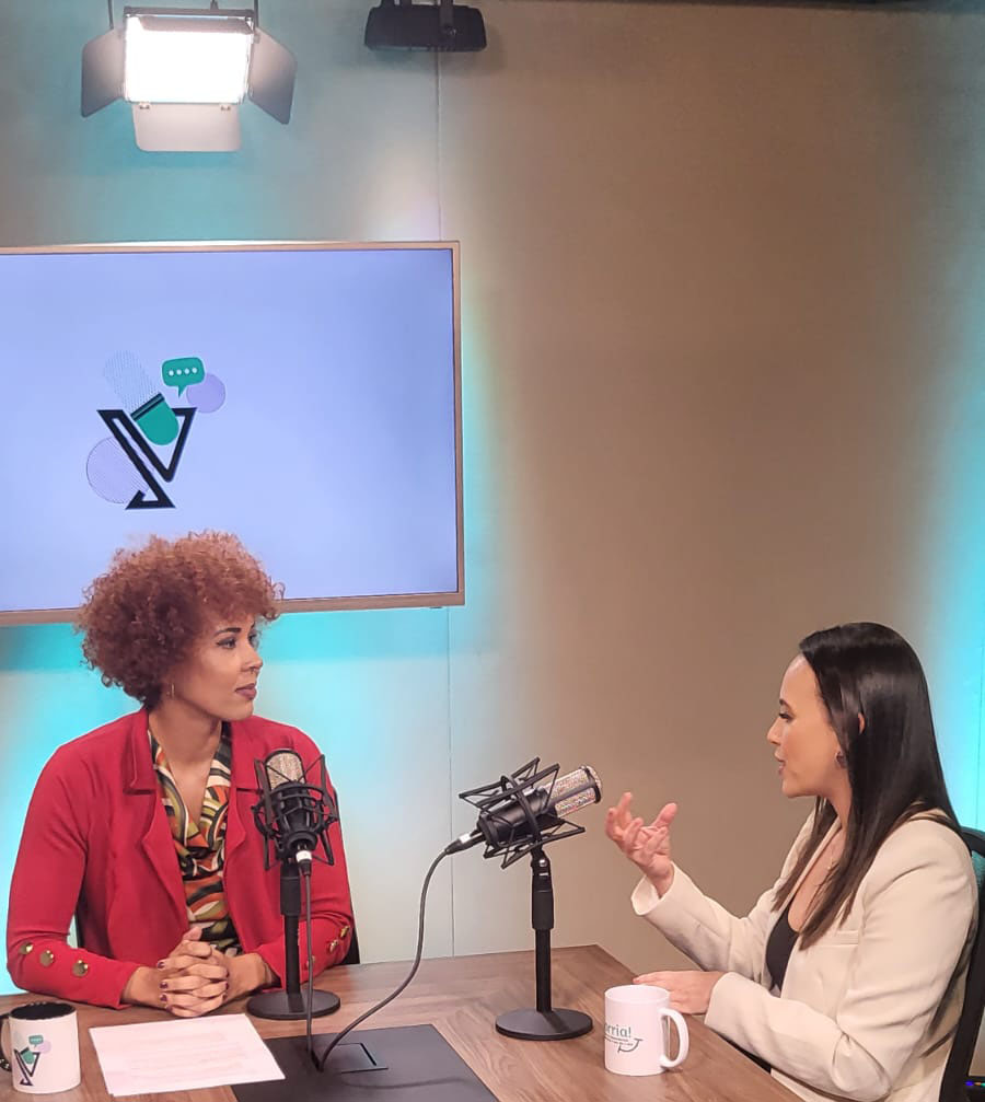 Advogados Sabrina Caixeta e Jansen Pontes, com a jornalista Mayara da Costa e o conselheiro Eugênio Muniz em gravação do episódio sobre preventivo jurídico