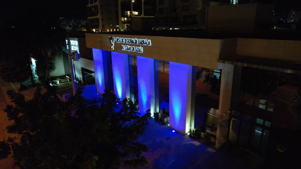 Sede do CRF-GO é iluminada em celebração ao URM