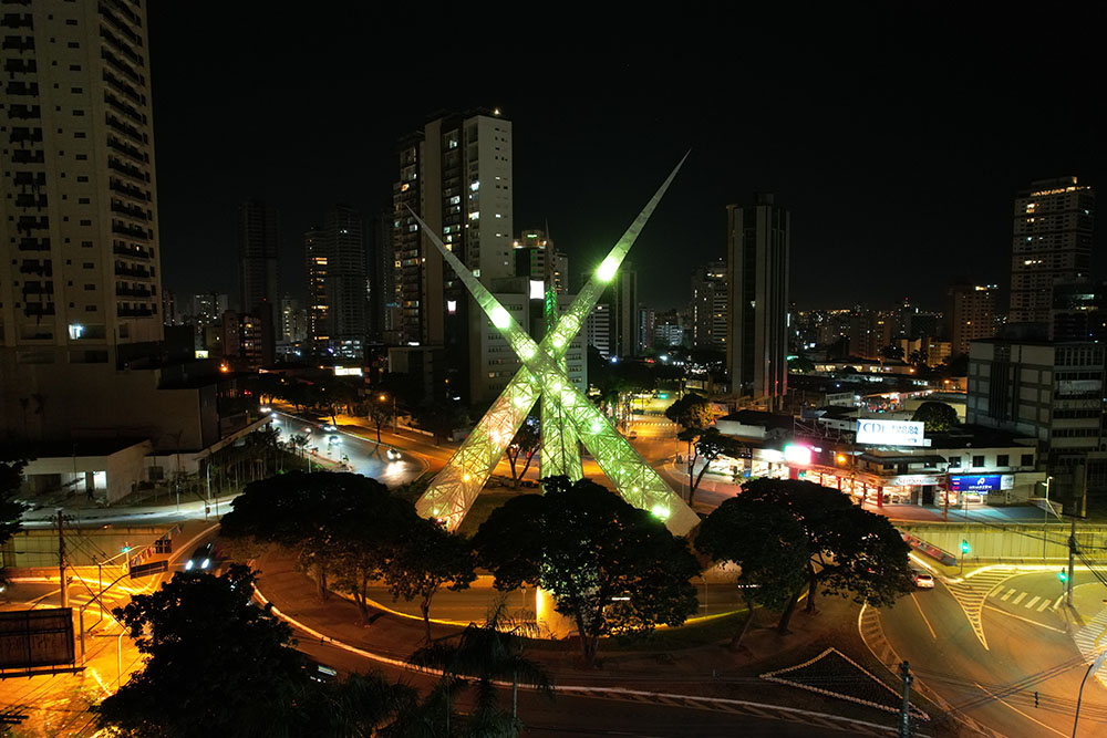 Viaduto Latif Sebb é iluminado em celebração ao URM