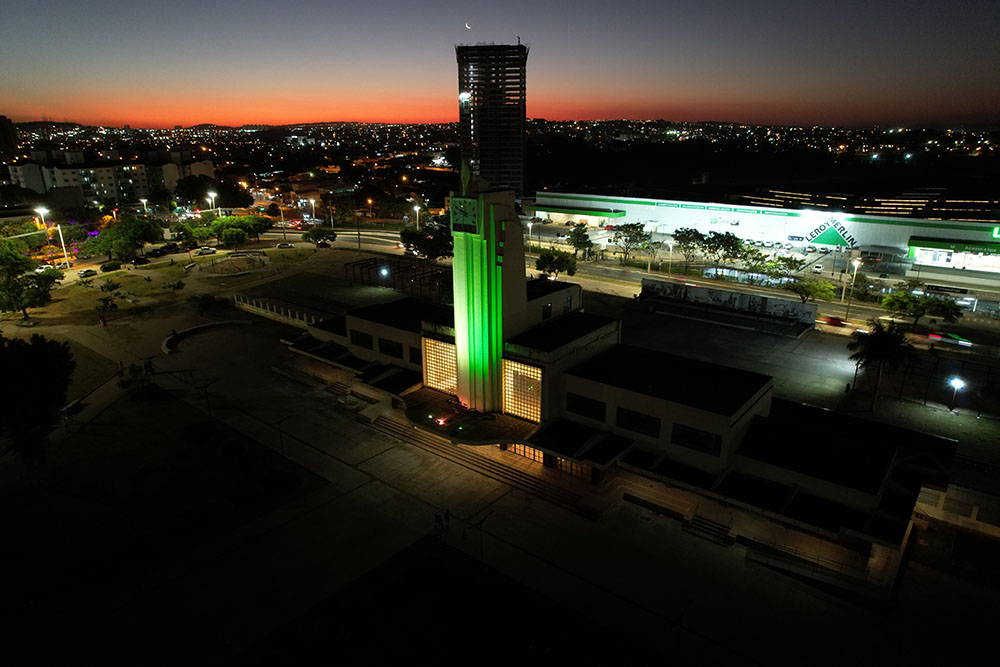 Antiga Estação Ferroviária de Goiâniaé iluminada em celebração ao URM
